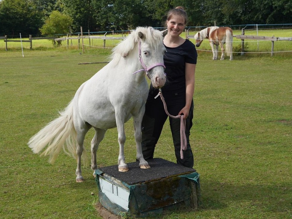 Nicole Paulat bei der Tierphysiotherapie